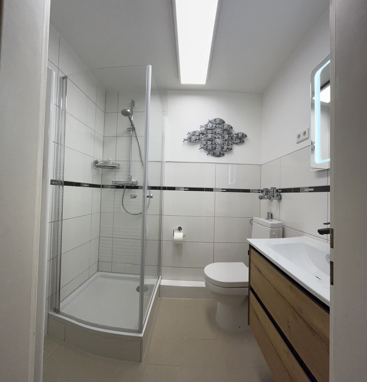 Modernes Bad mit Dusche