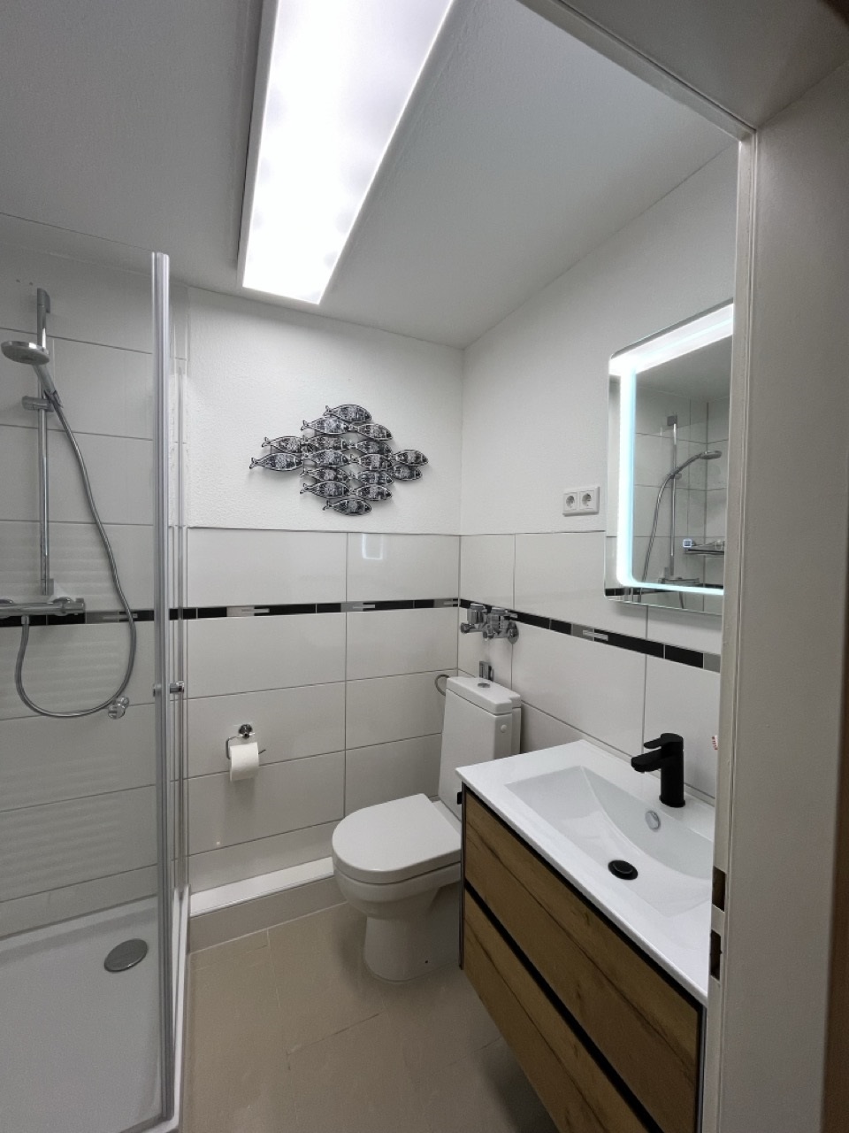 Bad mit WC und Waschbecken