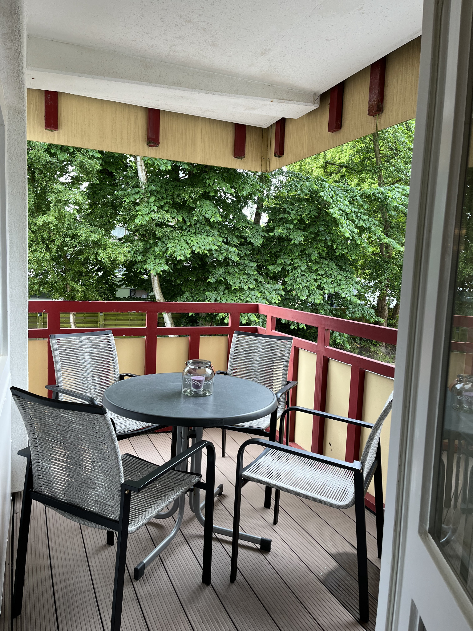 Balkon mit Sitzmöbeln