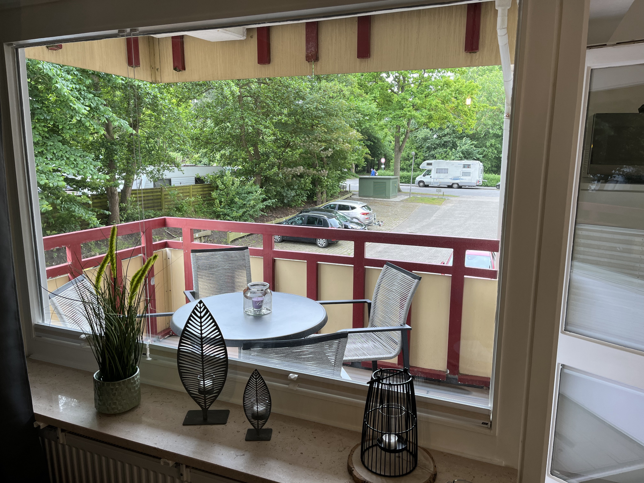 Blick vom Wohnzimmer auf den Balkon