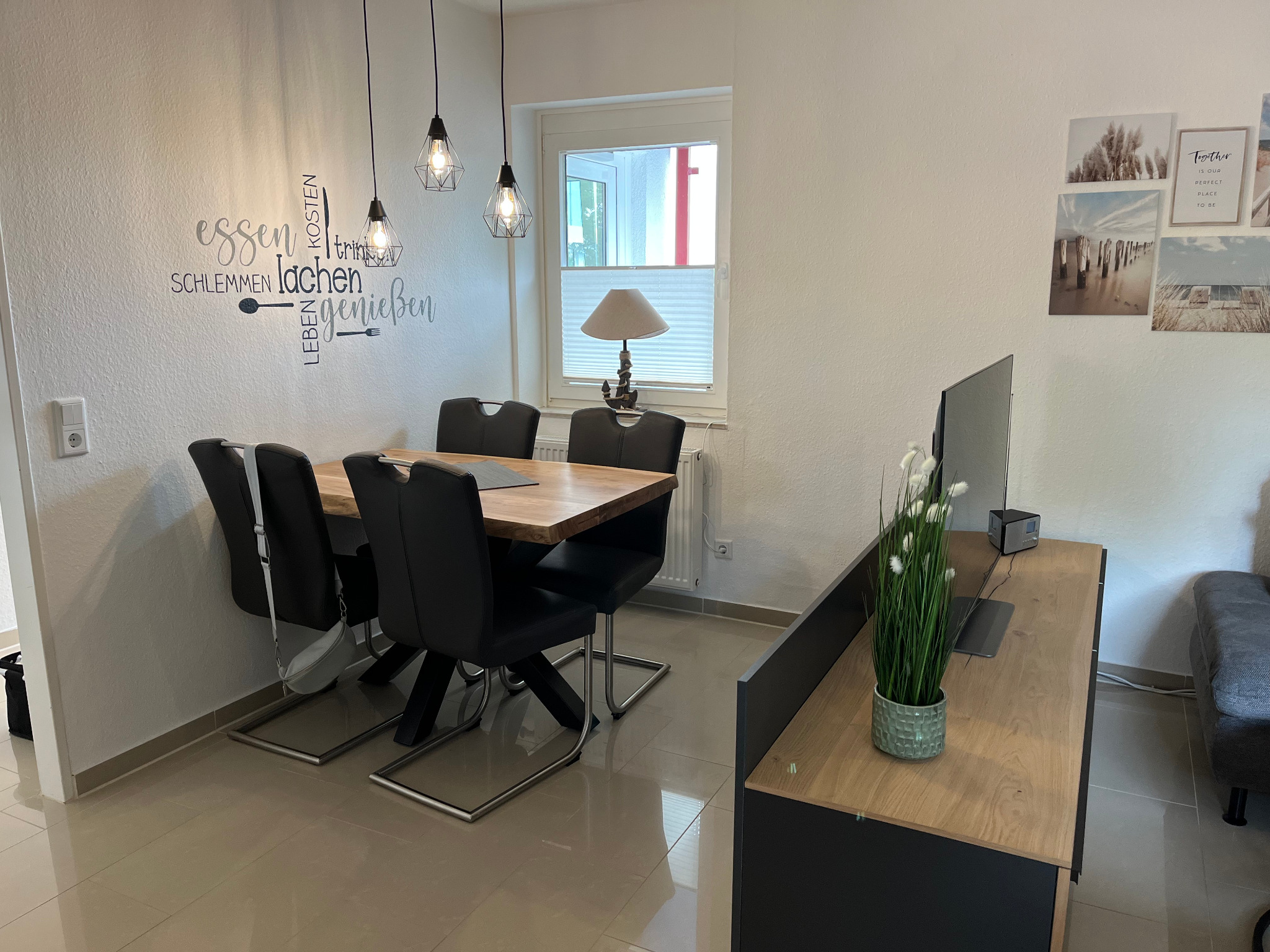 Essbereich mit Tisch und Stühlen