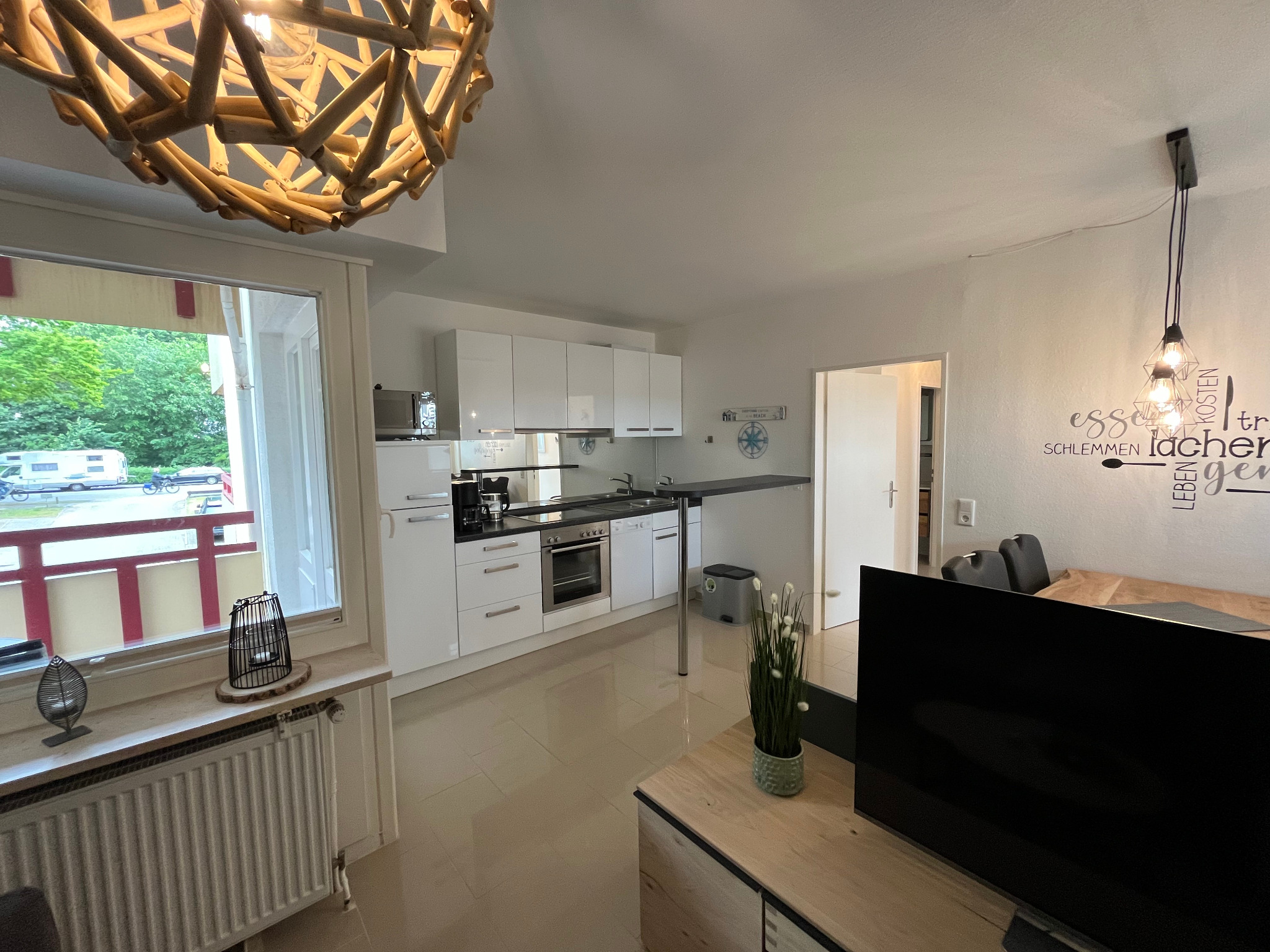 Küche mit Backofen und Spülmaschine