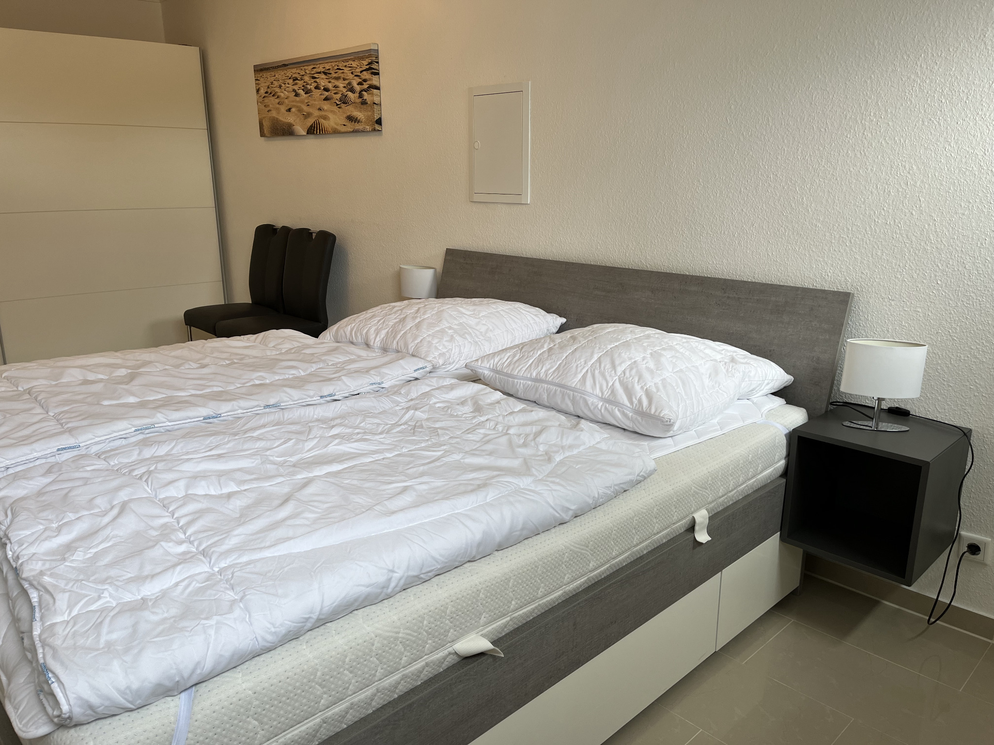 Schlafzimmer mit Kleiderschrank