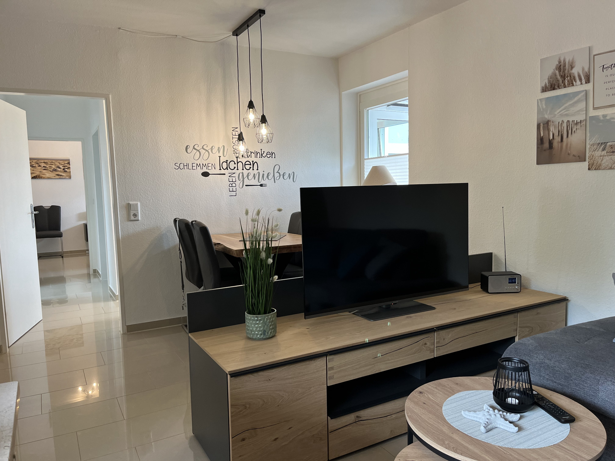 Wohnzimmer mit TV und Essbereich